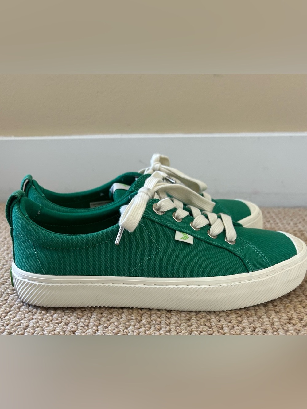 Cariuma OCA Low Canvas Sneaker Green Unisex Women’s 8, Men 6.5 Like New